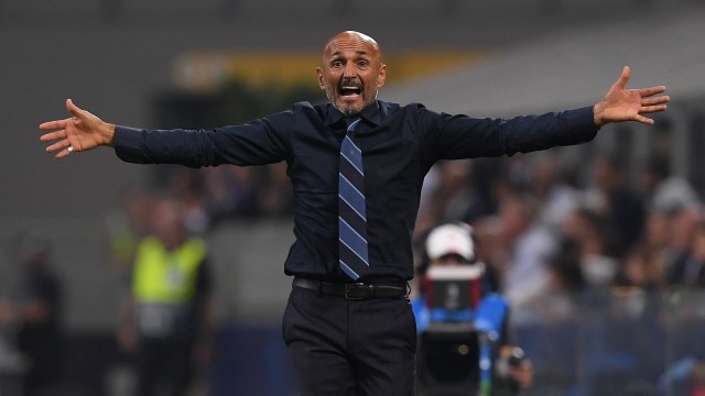 Luciano Spalletti senang. Foto: REUTERS/Alberto Lingria