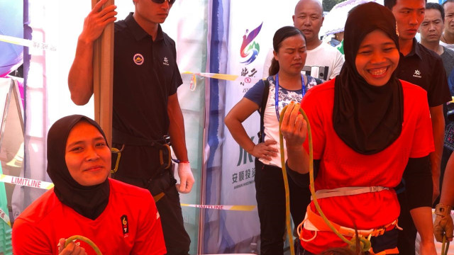 Aries Susanti dan Puji Lestari saat berada di kejuaraan dunia panjat tebing di China. (Foto: Dok. Istimewa)