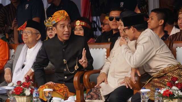 Keakraban Jokowi dan Prabowo di Monas. Foto: Fanny Kusumawardhani/kumparan