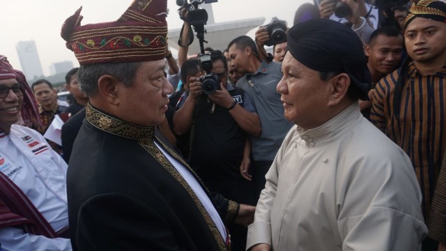 Prabowo sambut kedatangan SBY. (Foto:  Fanny Kusumawardhani/kumparan)