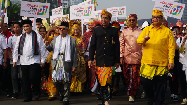 Jokowi dan Ma'ruf Amin berjalan kaki dengan pendukungnya saat deklarasi kampanye damai. (Foto: Yudhistira Amran Saleh/kumparan)