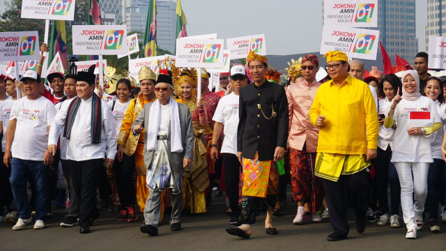 Jokowi dan Ma'ruf Amin berjalan kaki dengan pendukungnya saat deklarasi kampanye damai. (Foto: Yudhistira Amran Saleh/kumparan)