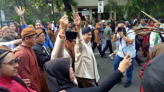 Cawapres Sandiaga Uno tunjukan simbol hati kepada para pendukungnya. (Foto: Rian/kumparan)