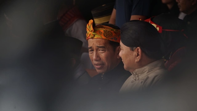 Jokowi (kiri) dan Prabowo (kanan) di Monas, Jakarta, Minggu (23/9/2018). (Foto: Fanny Kusumawardhani/kumparan)