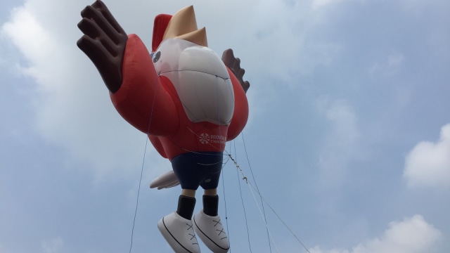 Suasana parade Momo Asian Para Games 2018, Jakarta, Minggu (23/9/2018). (Foto: Moh Fajri/kumparan)