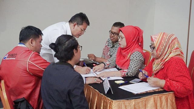 Perwakilan Partai Perindo tiba di KPU melaporkan Dana Kampanye Pemilu 2019, Minggu (23/9/2018). (Foto: Iqbal Firdaus/kumparan)