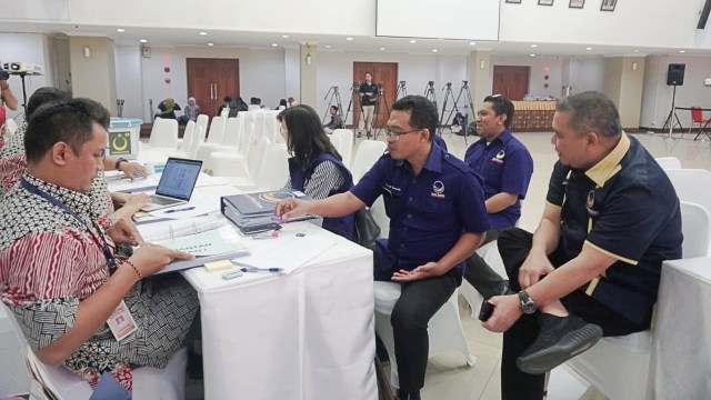 Perwakilan Partai Nasdem tiba di KPU melaporkan Dana Kampanye Pemilu 2019, Minggu (23/9/2018). (Foto: Iqbal Firdaus/kumparan)