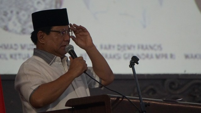 Calon Presiden RI, Prabowo Subianto, memberikan sambutan dalam acara peluncuran lagu #2019PrabowoSandi di Jakarta, Minggu (23/9/2018). (Foto: Fanny Kusumawardhani/kumparan)