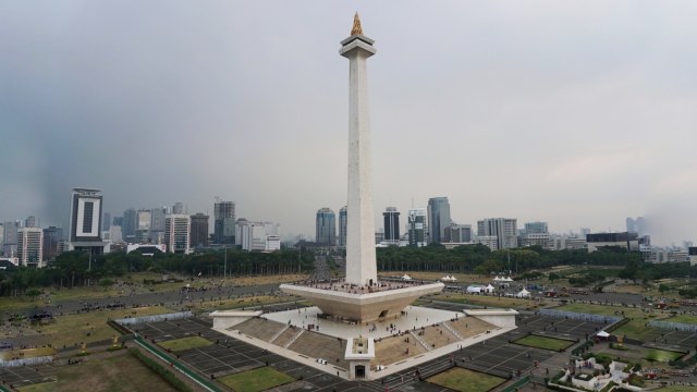 Melihat Monas dan sekitarnya lewat Bronto Skylift. (Foto: Jamal Ramadhan/kumparan)
