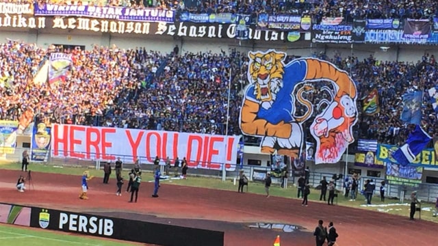 Koreografi Persib vs Persija di Stadion Gelora Bandung Lautan Api. (Foto: Sandi Firdaus/kumparan)