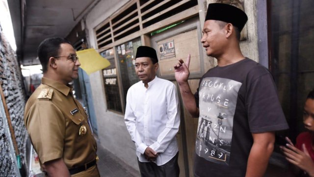 Gubernur DKI Jakarta Anies Baswedan melayat ke rumah duka Haringga Sirla, Senin (24/9). (Foto: Dok. Pemprov DKI Jakarta)
