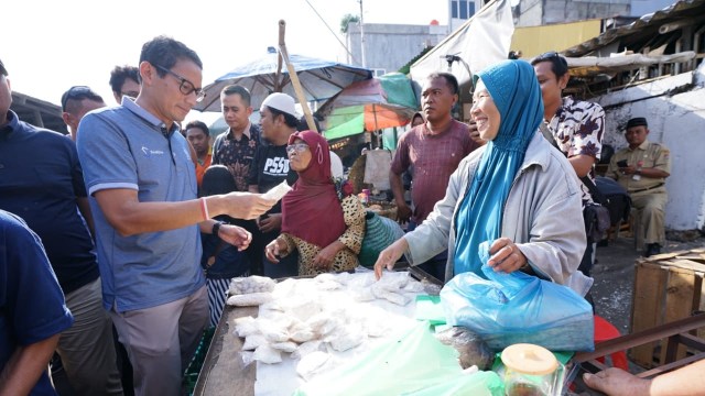 Sandiaga Uno melihat tempe saset di Semarang. (Foto: Dok. Tim Sandiaga Uno)