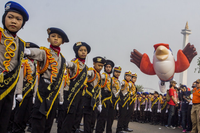 Maskot Asian Para Games 2018 'Momo' ditampilkan saat parade maskot di kawasan Monas, Jakarta. (Foto: ANTARA/Galih Pradipta)