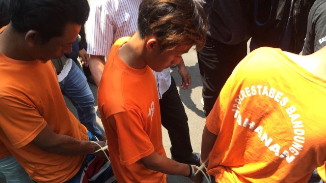 Pelaku pengeroyokan suporter Persija di GBLA. (Foto: Iqbal Tawakal/kumparan)