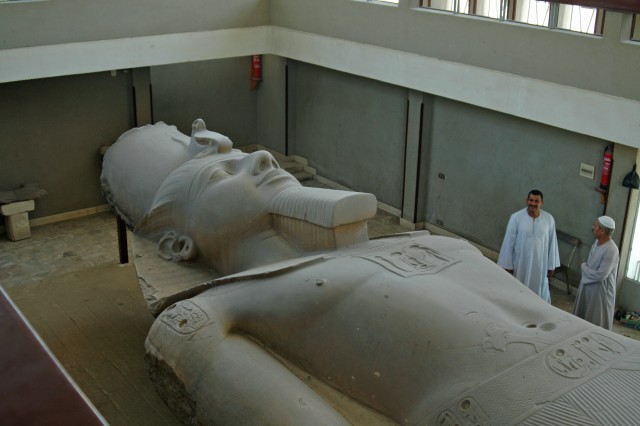 Patung Remses II (Foto: Flickr / stevesheriw)