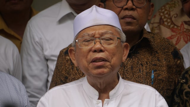 Calon Wakil Presiden Ma'ruf Amin memberikan keterangan pers usai melakukan pertemuan dengan para habaib di kediamannya, Menteng, Senin (24/9/2018). (Foto: Fanny Kusumawardhani/kumparan)