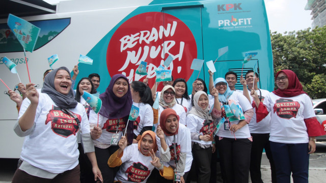 Sejumlah pegawai KPK bersorak saat pelepasan bus "Jelajah Negeri Bangun Antikorupsi" di gedung KPK, Jakarta, Senin (24/9). (Foto: ANTARA FOTO/Reno Esnir)