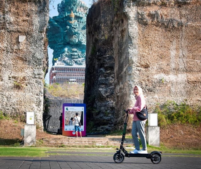 Wisatawan Menggunakan Fasilitas Segway di GWK (Foto: Instagram (@gwkbali))