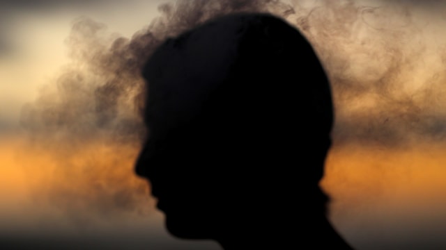 Ilustrasi vaping. Foto: REUTERS/Mike Blake/Illustration