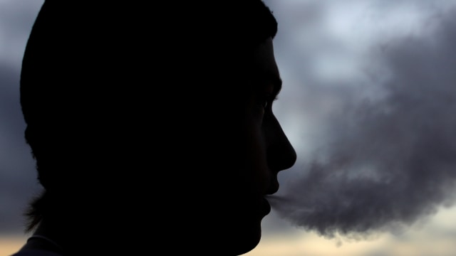 Ilustrasi vaping. Foto: REUTERS/Mike Blake/Illustration