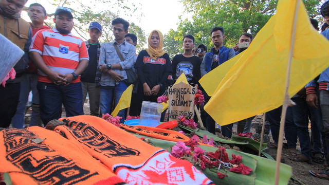 Sejumlah pendukung klub sepak bola Persija melakukan ziarah ke makam Haringga Sirla di Indramayu, Jawa Barat, Senin (24/9). (Foto: ANTARA FOTO/Dedhez Anggara)