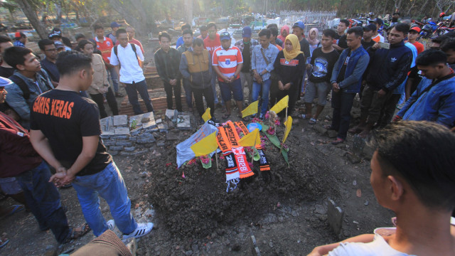 Sejumlah pendukung klub sepak bola Persija melakukan ziarah ke makam Haringga Sirla di Indramayu, Jawa Barat, Senin (24/9). (Foto: ANTARA FOTO/Dedhez Anggara)