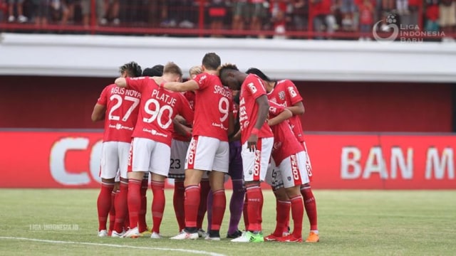 Para pemain Bali United berkumpul di tengah lapangan Stadion Kapten I Wayan Dipta. (Foto: Dok. Liga Indonesia)