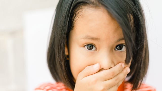 Ilustrasi anak yang suka mengupas kulit bibirnya. Foto: Shutterstock