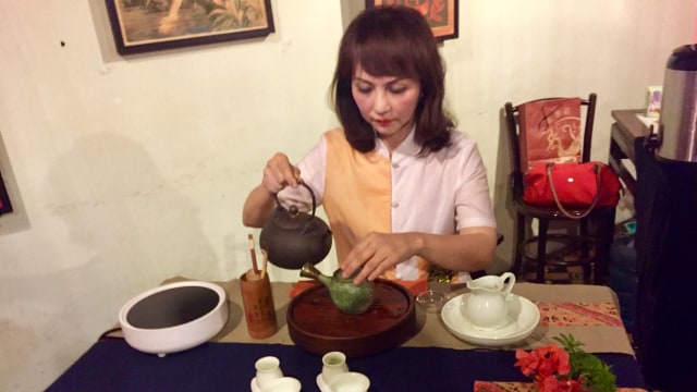 Suwarni Widjaja Saat Menyeduh Teh Oolong (Foto: Mela Nurhidayati/kumparan)