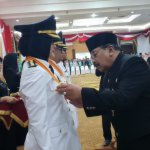 Sah! Bupati Tantri dan Wabup Timbul Dilantik Gubernur Jawa Timur Soekarwo di Grahadi