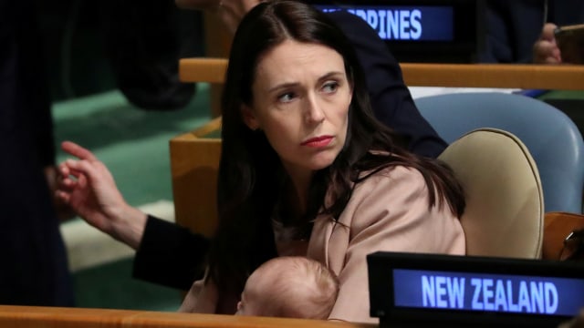 Perdana Menteri New Zealand Jacinda Ardern bersama sang anak  (Foto: REUTERS/Carlo Allegri)