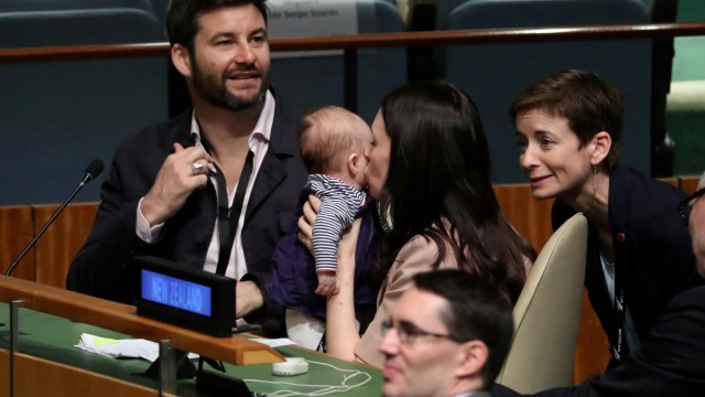 Perdana Menteri New Zealand Jacinda Ardern bersama sang anak  (Foto: REUTERS/Carlo Allegri)