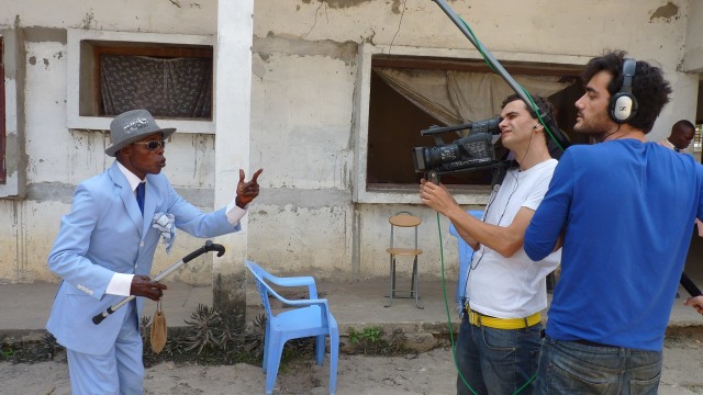 Proses syuting The Congo Dandies (La Sape) (Foto: Wikimedia Commons)