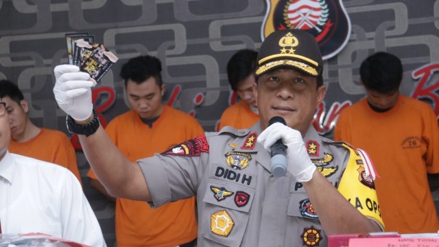 Rilis penangkapan bandar judi online dan togel beromzet miliaran rupiah oleh Polda Kalbar. (Foto: Dok. Polda Kalbar)