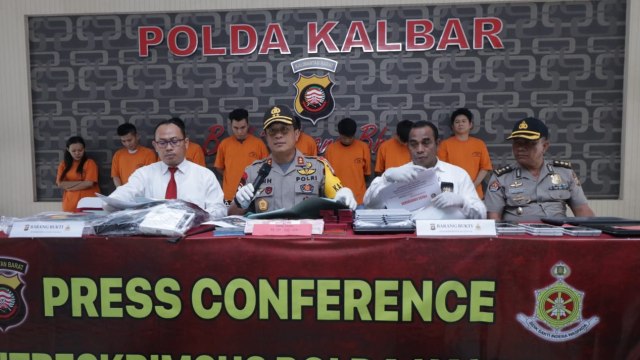 Rilis penangkapan bandar judi online dan togel beromzet miliaran rupiah oleh Polda Kalbar. (Foto: Dok. Polda Kalbar)