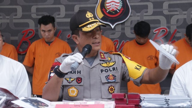 Rilis penangkapan bandar judi online dan togel beromzet miliaran rupiah oleh Polda Kalbar. (Foto: Dok. Polda Kalbar)