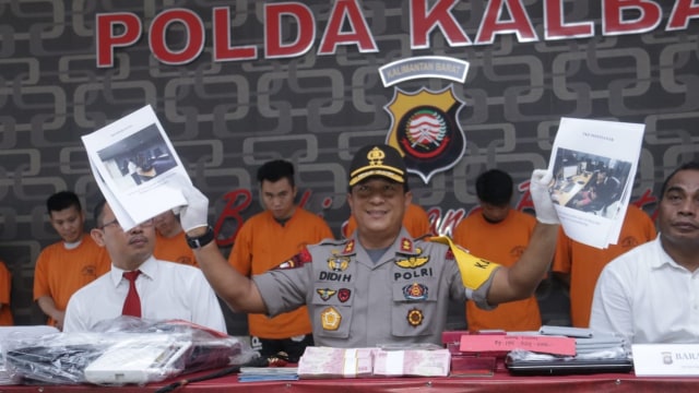 Rilis penangkapan bandar judi online dan togel beromzet miliaran rupiah oleh Polda Kalbar. (Foto: Dok. Polda Kalbar)