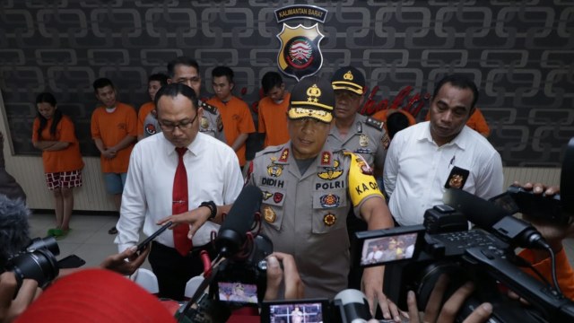 Rilis penangkapan bandar judi online dan togel beromzet miliaran rupiah oleh Polda Kalbar. (Foto: Dok. Polda Kalbar)