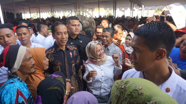 Presiden RI, Joko Widodo tengah berswafoto dengan warga usai acara Penyerahan Sertifikat Tanah untuk Rakyat di Stadion Pakansari Cibinong, Bogor, Jawa Barat, Selasa (25/9/2018). (Foto: Yudhistira Amran Saleh/kumparan)