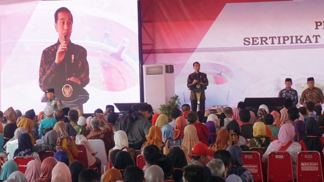 Presiden Jokowi pidato di Penyerahan Sertifikat Tanah untuk Rakyat di Stadion Pakansari, Cibinong. (Foto: Yudhistira Amran Saleh/kumparan)