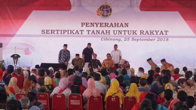 Presiden Jokowi pidato di Penyerahan Sertifikat Tanah untuk Rakyat di Stadion Pakansari, Cibinong. (Foto: Yudhistira Amran Saleh/kumparan)