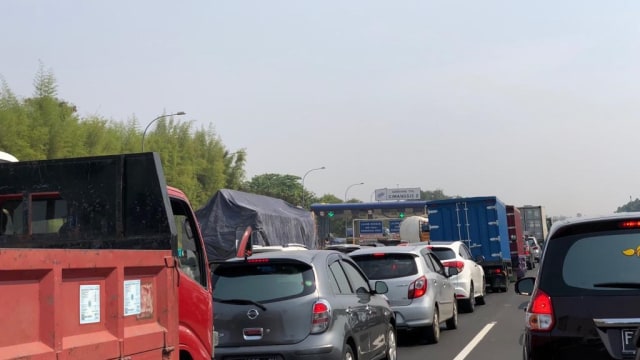 Macet di Tol Jagorawi arah Jakara (Foto: Arifin Asydhad/kumparan)