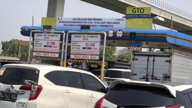 Macet di Tol Jagorawi arah Jakarta (Foto: Arifin Asydhad/kumparan)