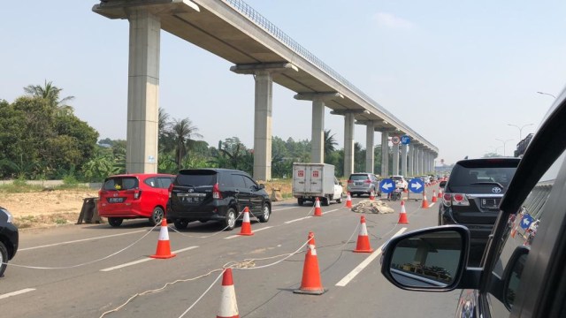 Macet di Tol Jagorawi arah Jakarta (Foto: Arifin Asydhad/kumparan)
