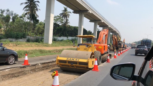 Macet di Tol Jagorawi arah Jakarta (Foto: Arifin Asydhad/kumparan)