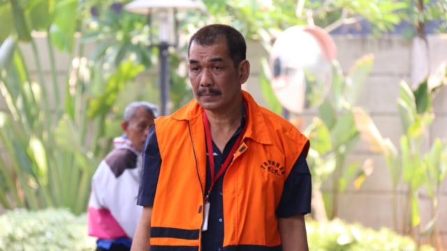 Teuku Saiful Bahri diperiksa sebagai saksi terkait suap dana otonomi khusus Aceh (DOKA) di Gedung KPK, Selasa (25/9/2018). Foto: Eny Immanuella Gloria