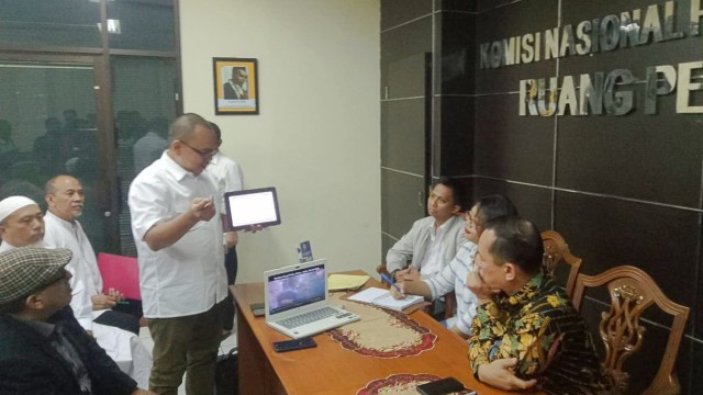 Aktivis #2019gantipresiden Mustofa Nahra datangi Komnas HAM untuk mengadukan persekusi. (Foto: Maulana Ramadhan/kumparan)