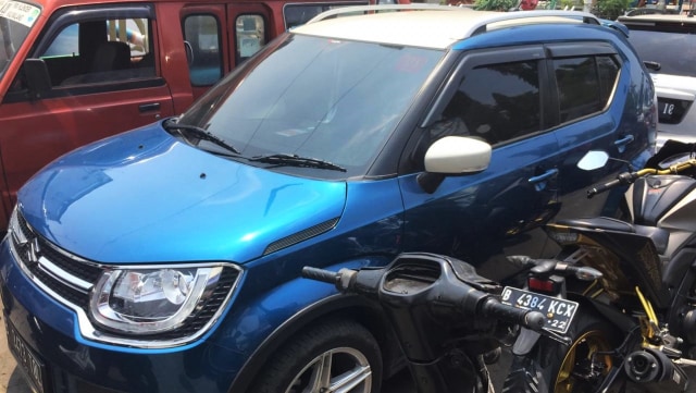 Mobil Tania penerobos rombongan Presiden  di Satlantas Polres Jaktim.  (Foto: M Lutfan Darmawan/kumparan)