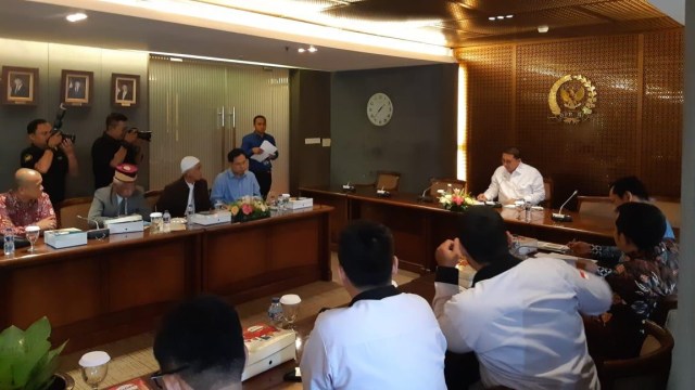 Perwakilan FPI yang dipimpin Jubir FPI Munarman berkonsultasi dengan Wakil Ketua DPR Fadli Zon. (Foto: Ricad Saka/kumparan)