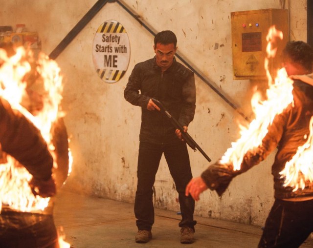 Joe Taslim memegang shotgun (Foto: Screenplay Films/XYZ/Netflix)